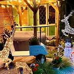 Cosy Garden Flat, Private Hot Tub & Four Poster Bed
