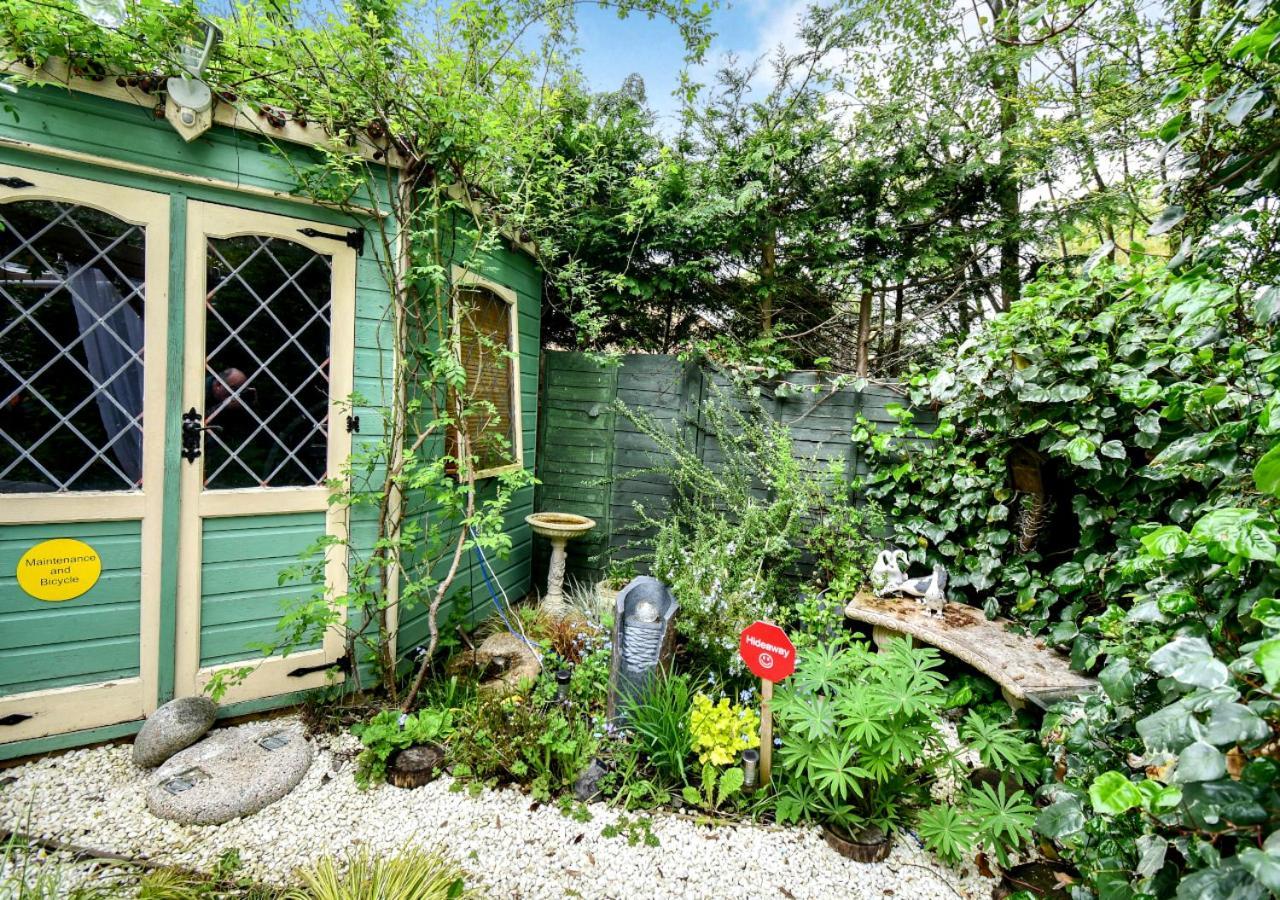 Cosy Garden Flat, Private Hot Tub & Four Poster Bed *