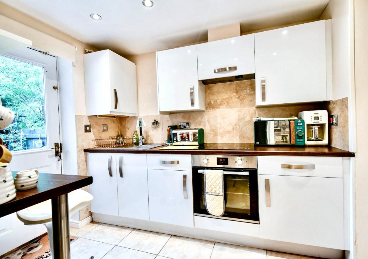 Cosy Garden Flat, Private Hot Tub & Four Poster Bed Apartment *