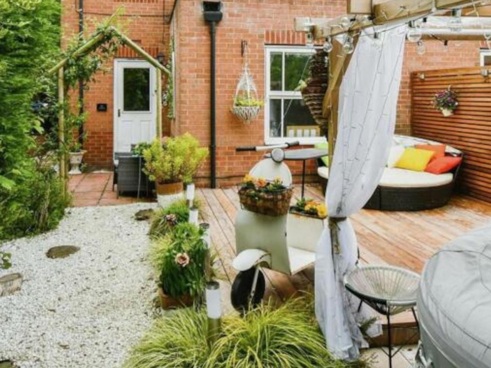 Apartment Cosy Garden Flat, Private Hot Tub & Four Poster Bed *